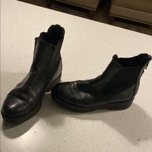 Black leather Chelsea boots rubber sole zipper back textured elastic 39